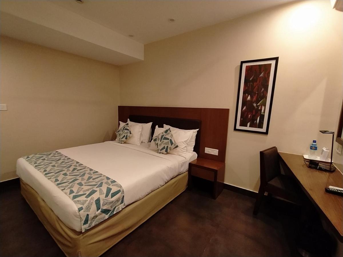 Park Residency Adoor Hotel Adur Luaran gambar