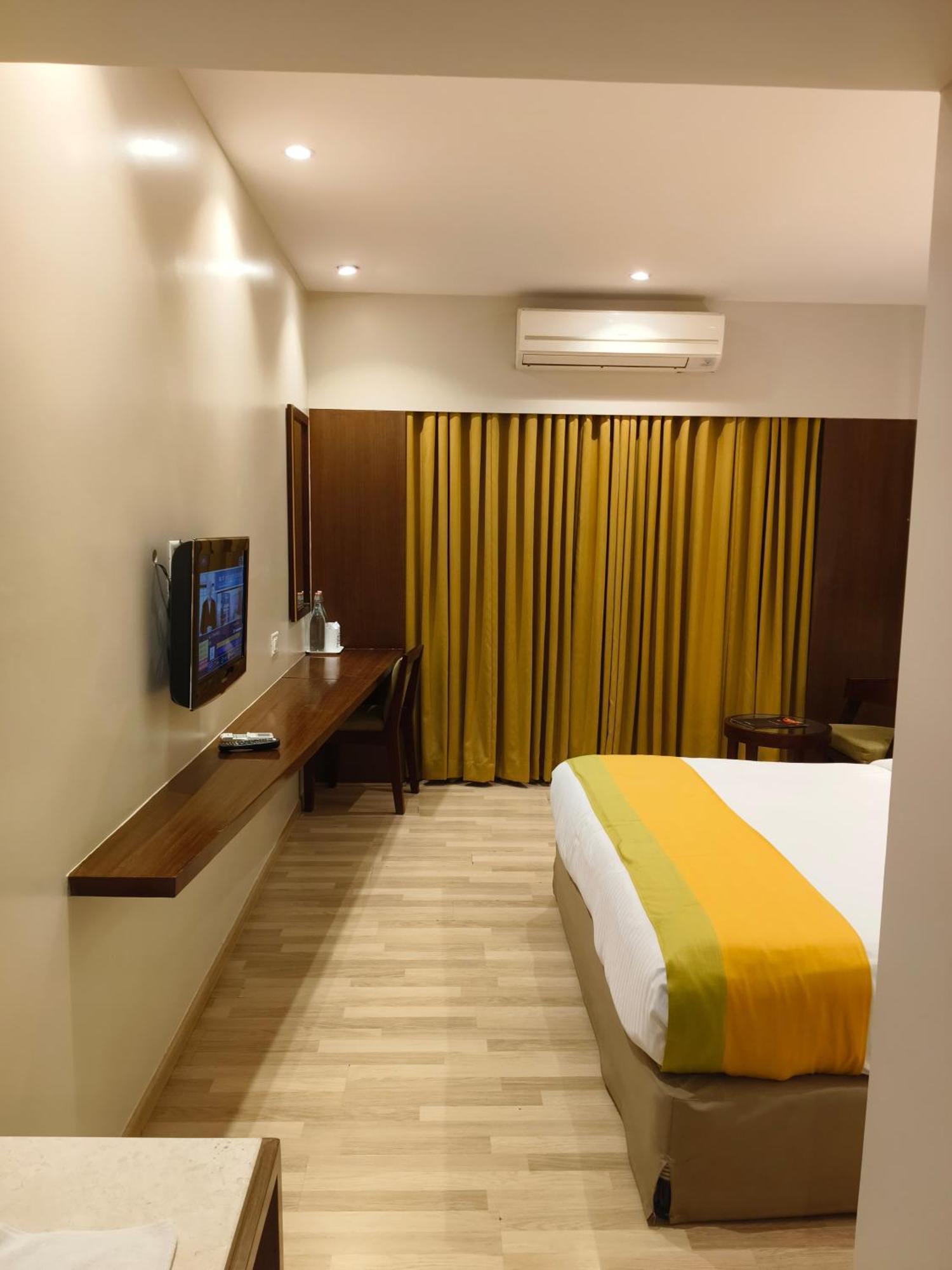 Park Residency Adoor Hotel Adur Luaran gambar