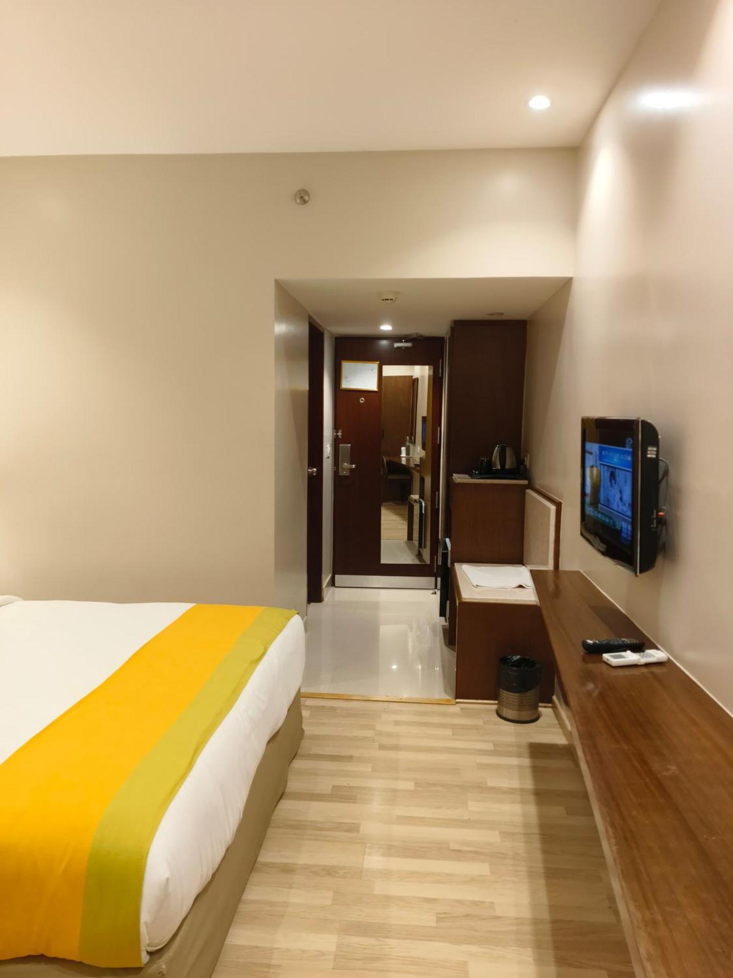 Park Residency Adoor Hotel Adur Luaran gambar